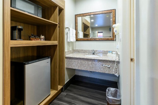 Hyland Motel Brea image 30